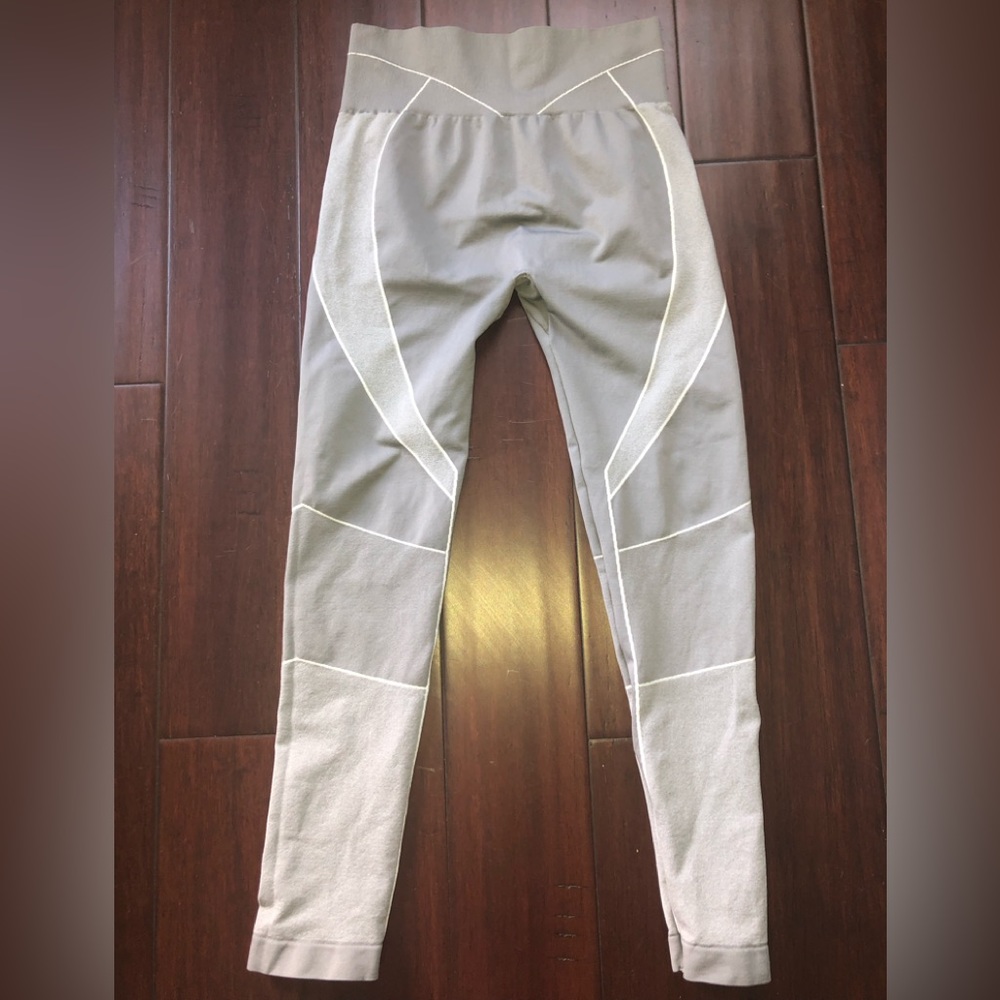 Athletic leggings stretchy